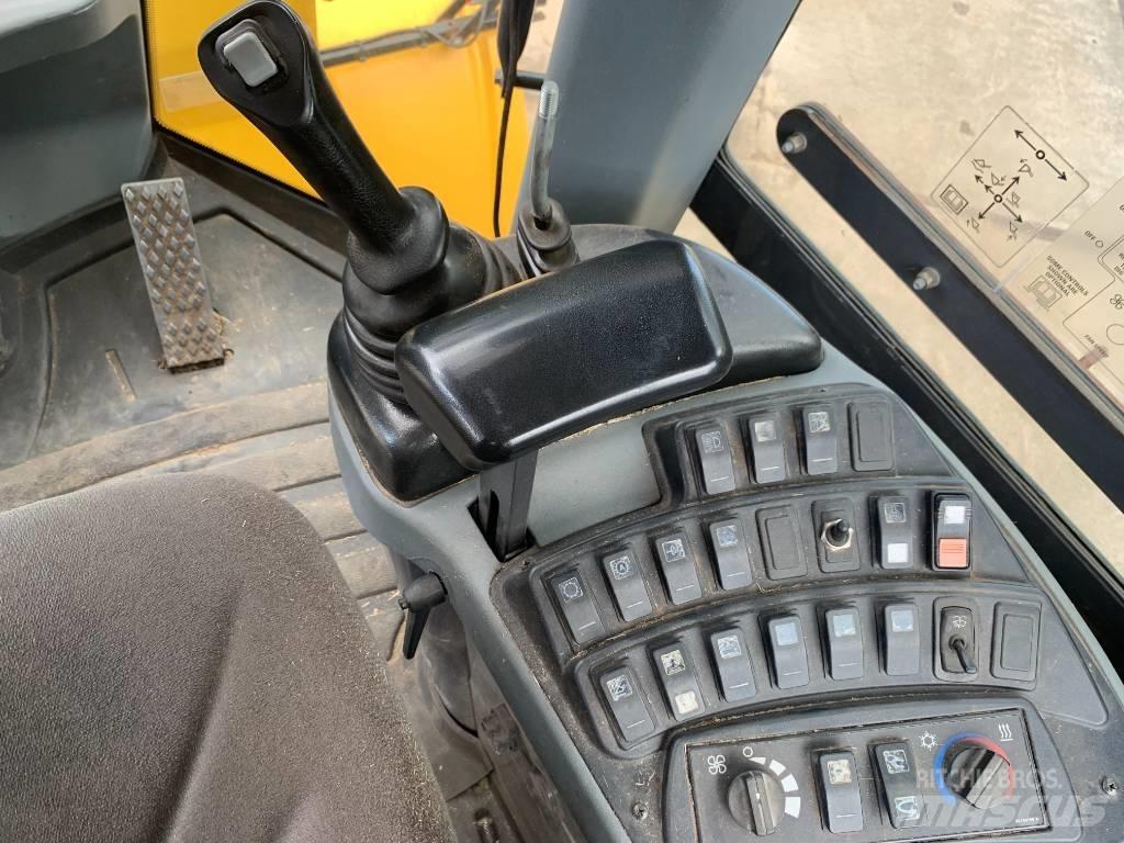 New Holland W 130 C لوادر بعجل