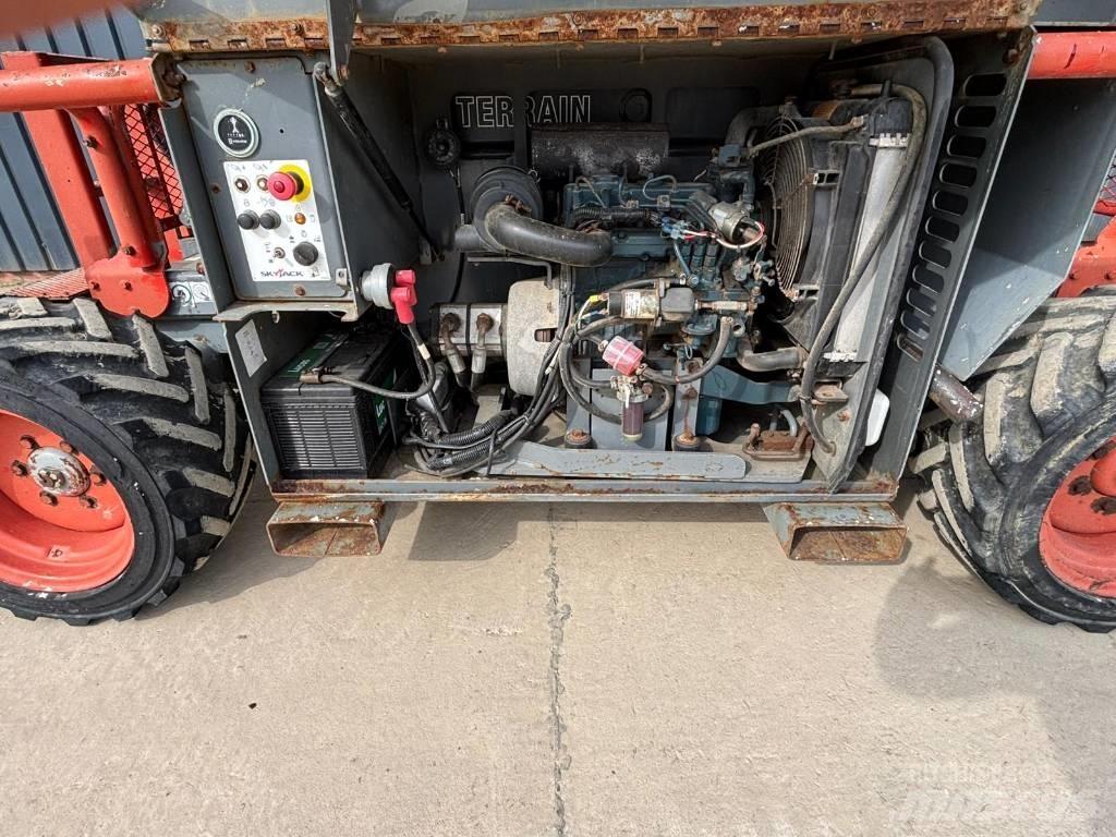SkyJack SJ 6832 RT رافعات مقصية الشكل