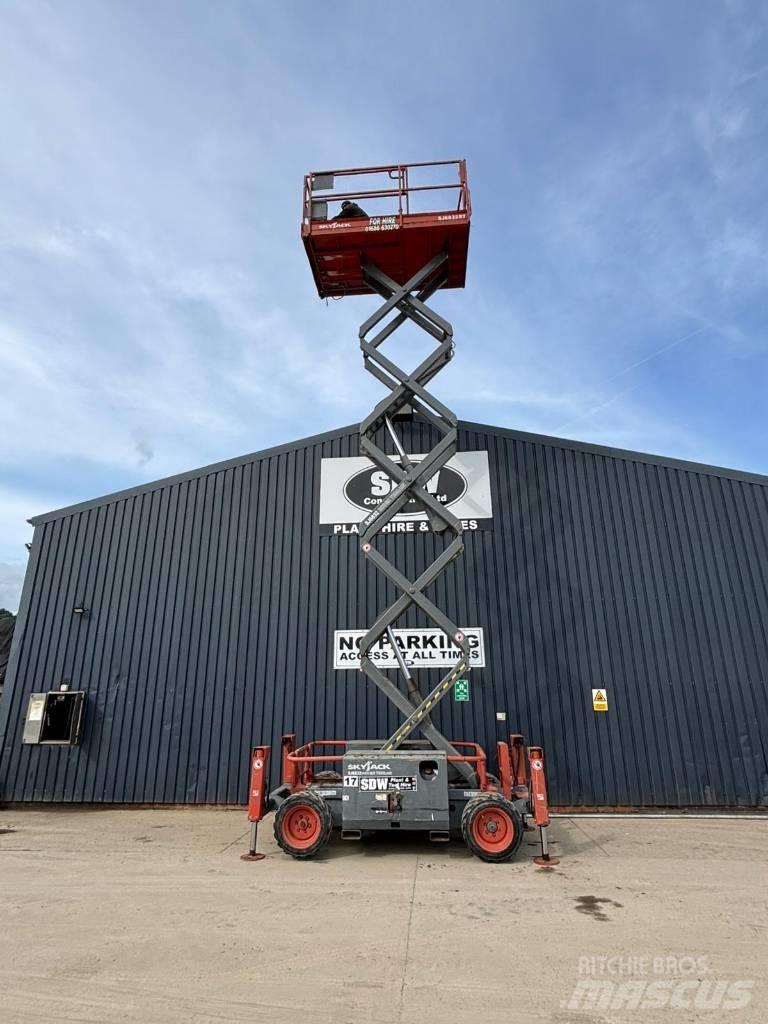 SkyJack SJ 6832 RT رافعات مقصية الشكل