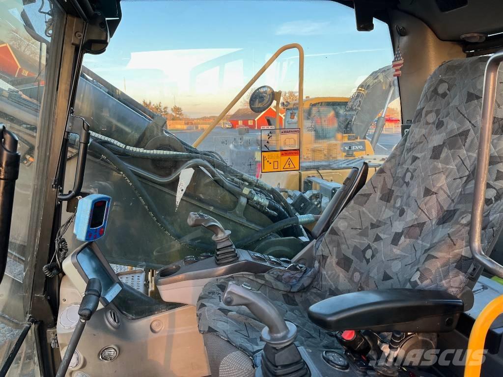 Volvo EC 160 C L حفارات زحافة