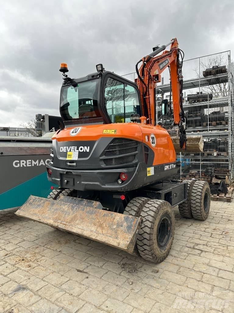 Develon DX 57 W-7 حفارات بعجل