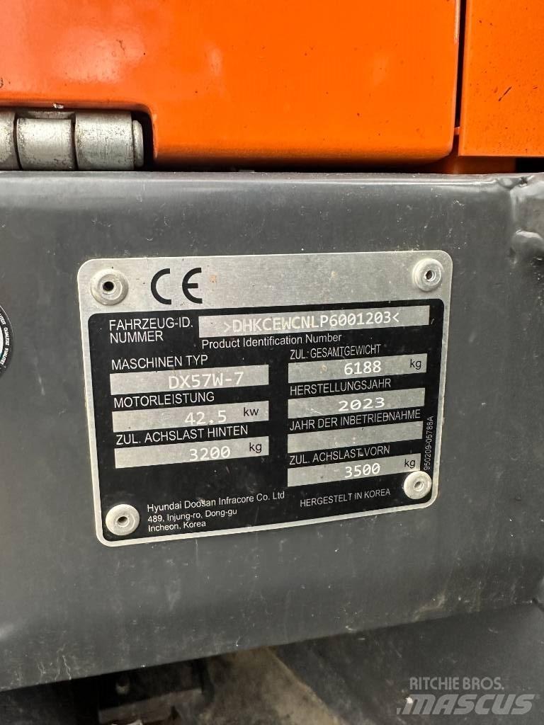 Develon DX 57 W-7 حفارات بعجل