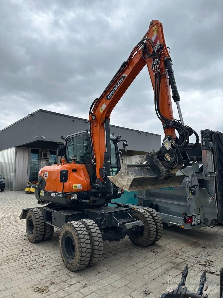 Develon DX 57 W-7 حفارات بعجل