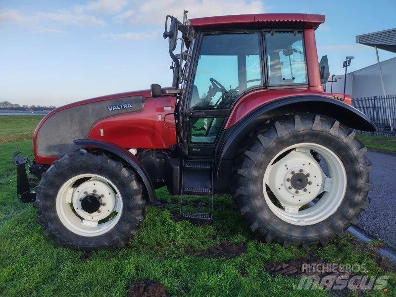 Valtra M 130 الجرارات