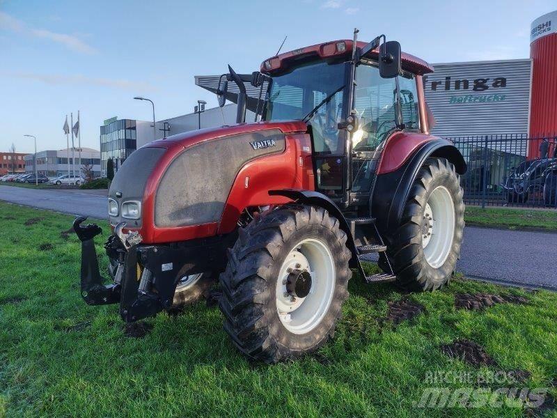 Valtra M 130 الجرارات