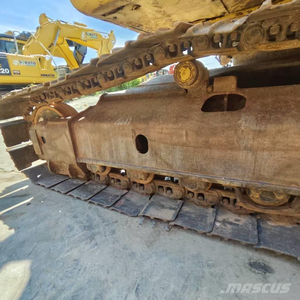Komatsu PC 240 LC-7 حفارات زحافة