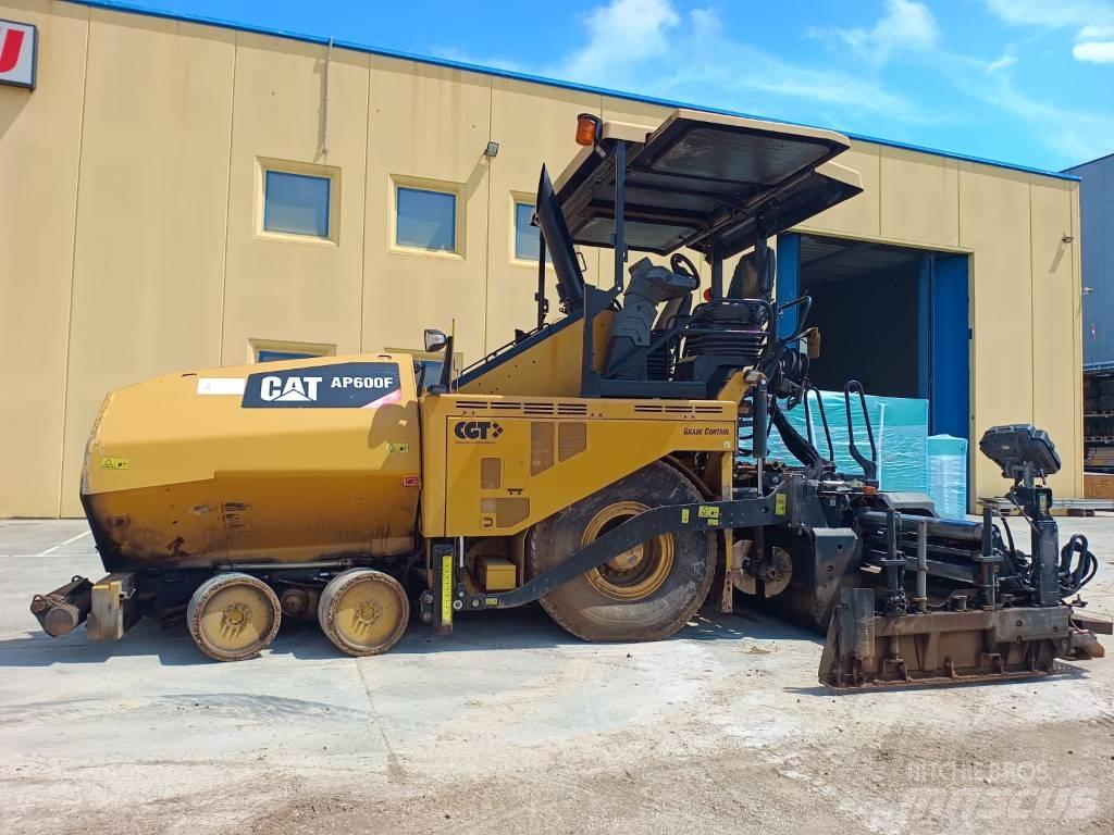 CAT AP 600F معدات السفلتة