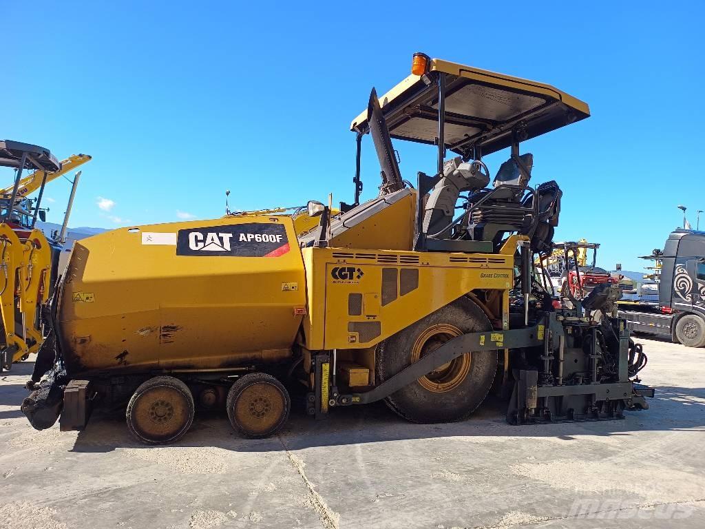 CAT AP 600F معدات السفلتة