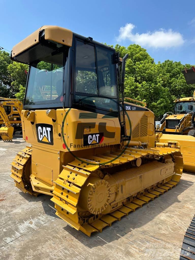 CAT D 5 K بلدوزرات مجنزرة
