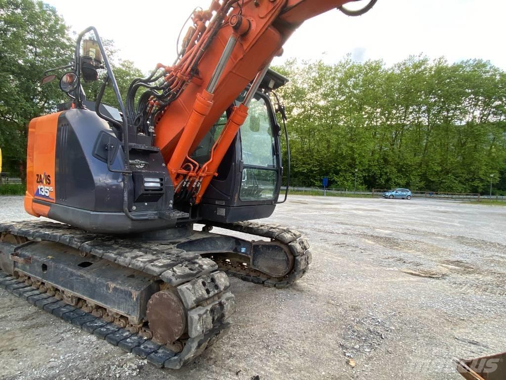Hitachi ZX 135 US-6 حفارات زحافة
