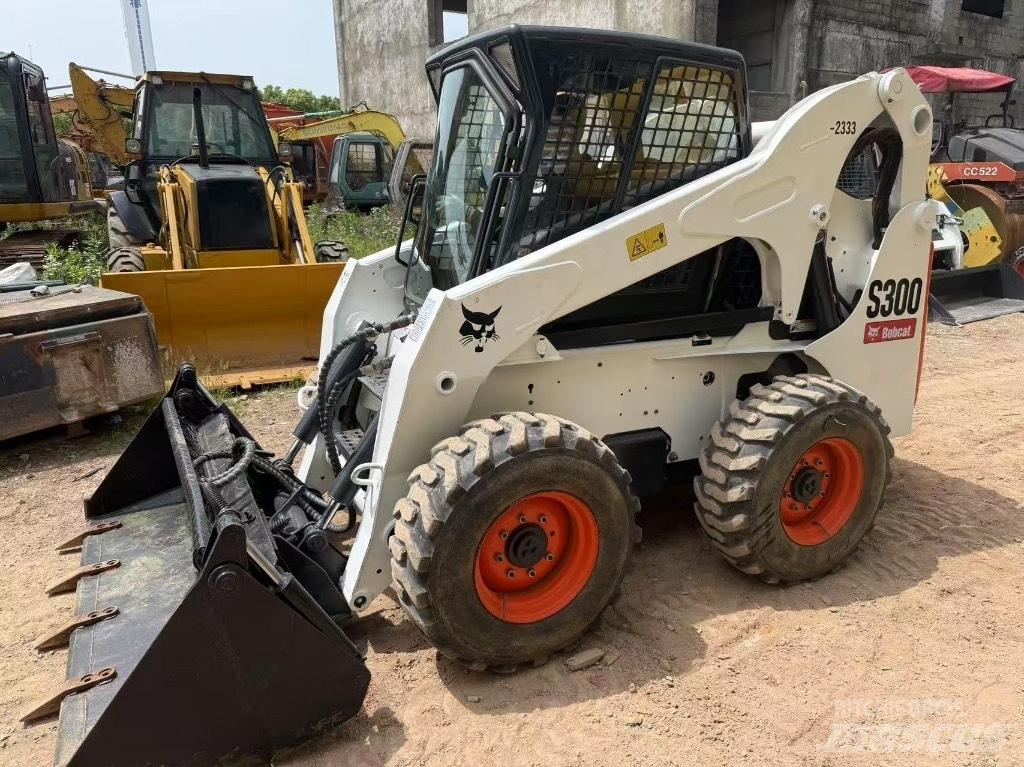 Bobcat S 300 لوادر انزلاقية التوجيه
