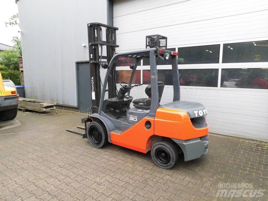Toyota 02-8 FD 30 شاحنات الديزل