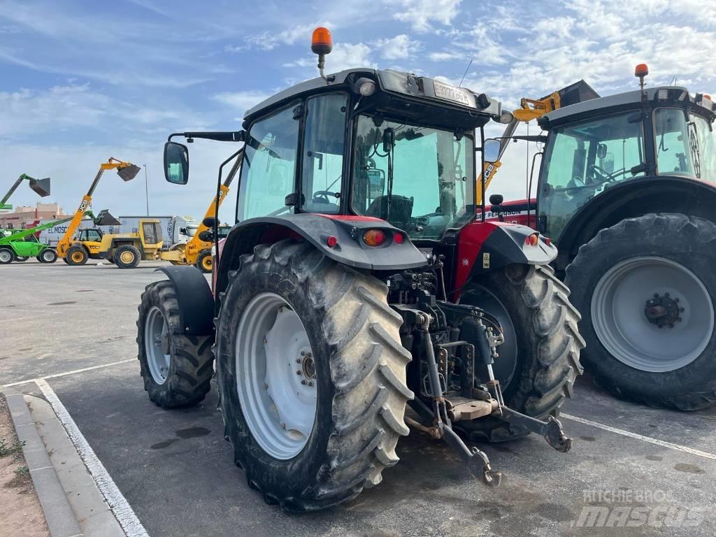 Massey Ferguson 5711 الجرارات