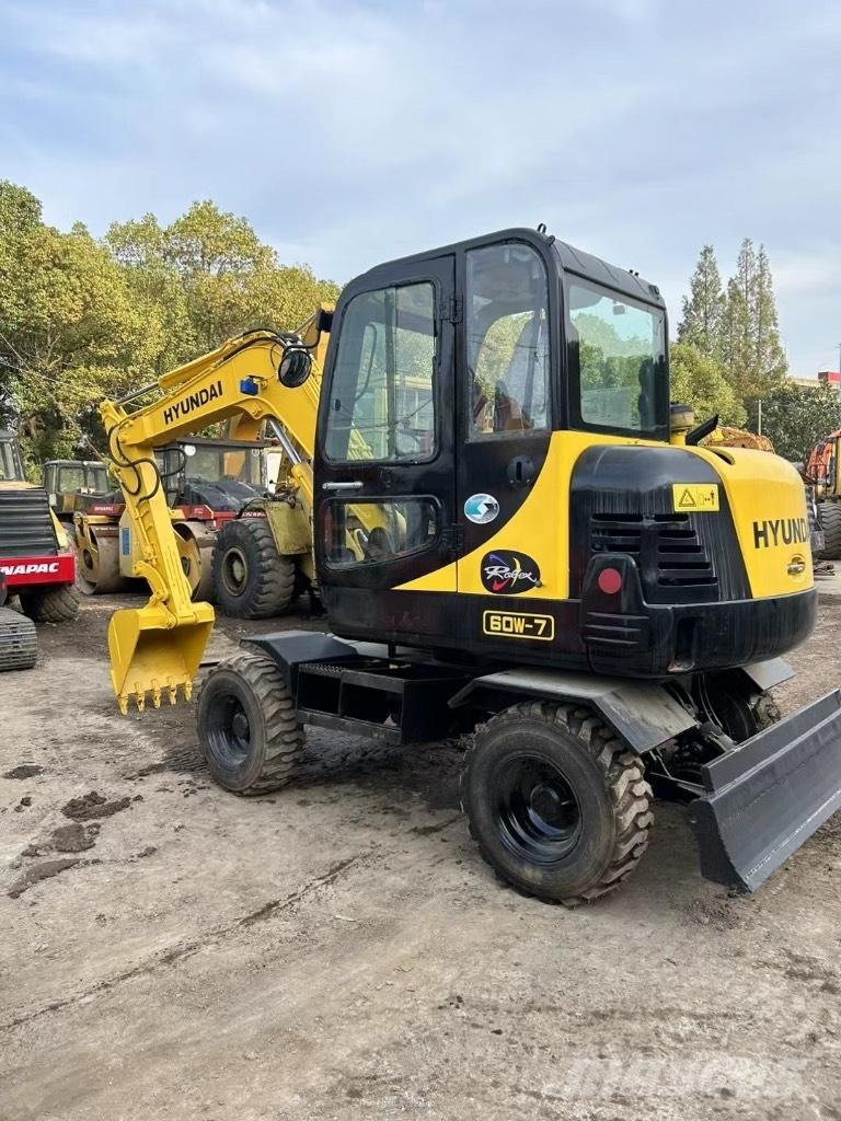 Hyundai 60 W-7 حفارات بعجل