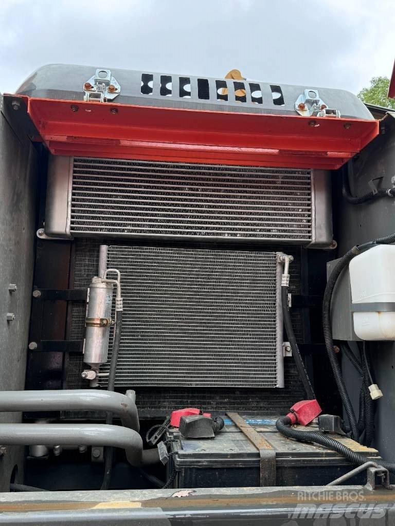 Hitachi ZX 200 حفارات زحافة