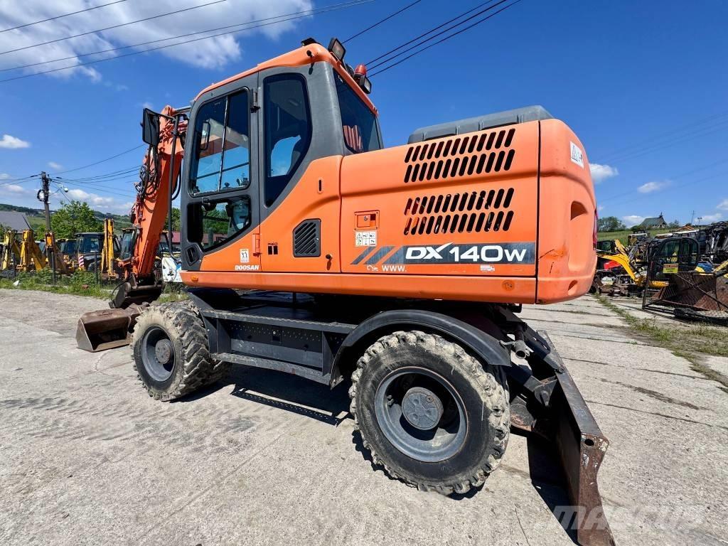 Doosan DX 140 W-3 حفارات بعجل
