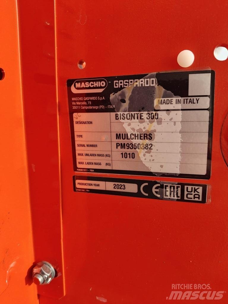Maschio Bisonte 300 جزازات وأغطية المراعي