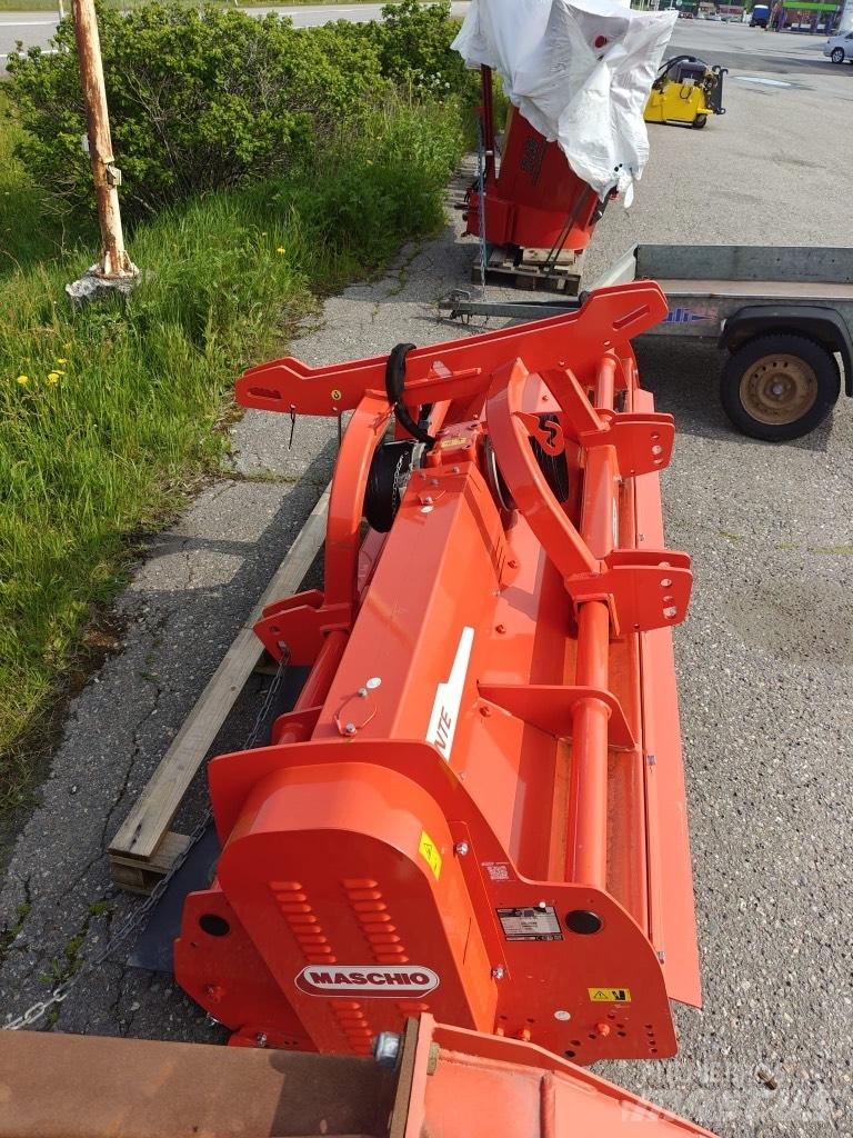 Maschio Bisonte 300 جزازات وأغطية المراعي