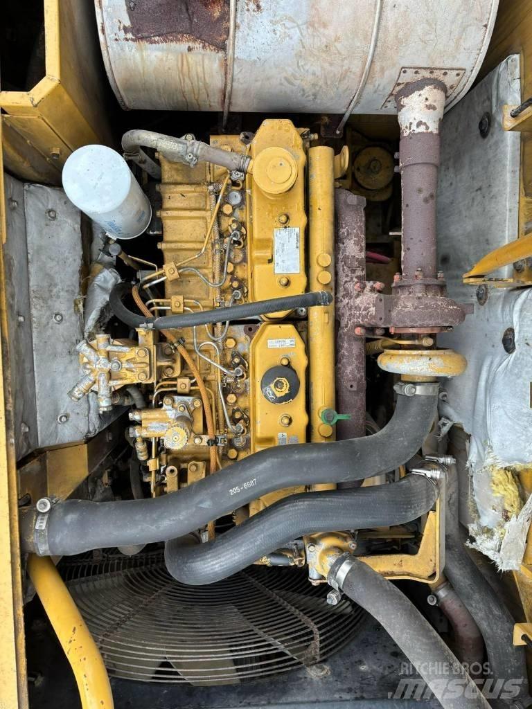 CAT 320 D L حفارات زحافة