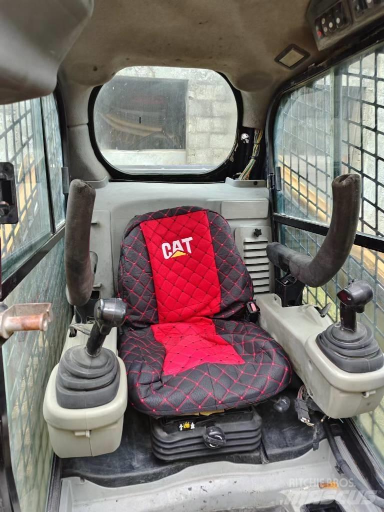 CAT 246C لوادر انزلاقية التوجيه