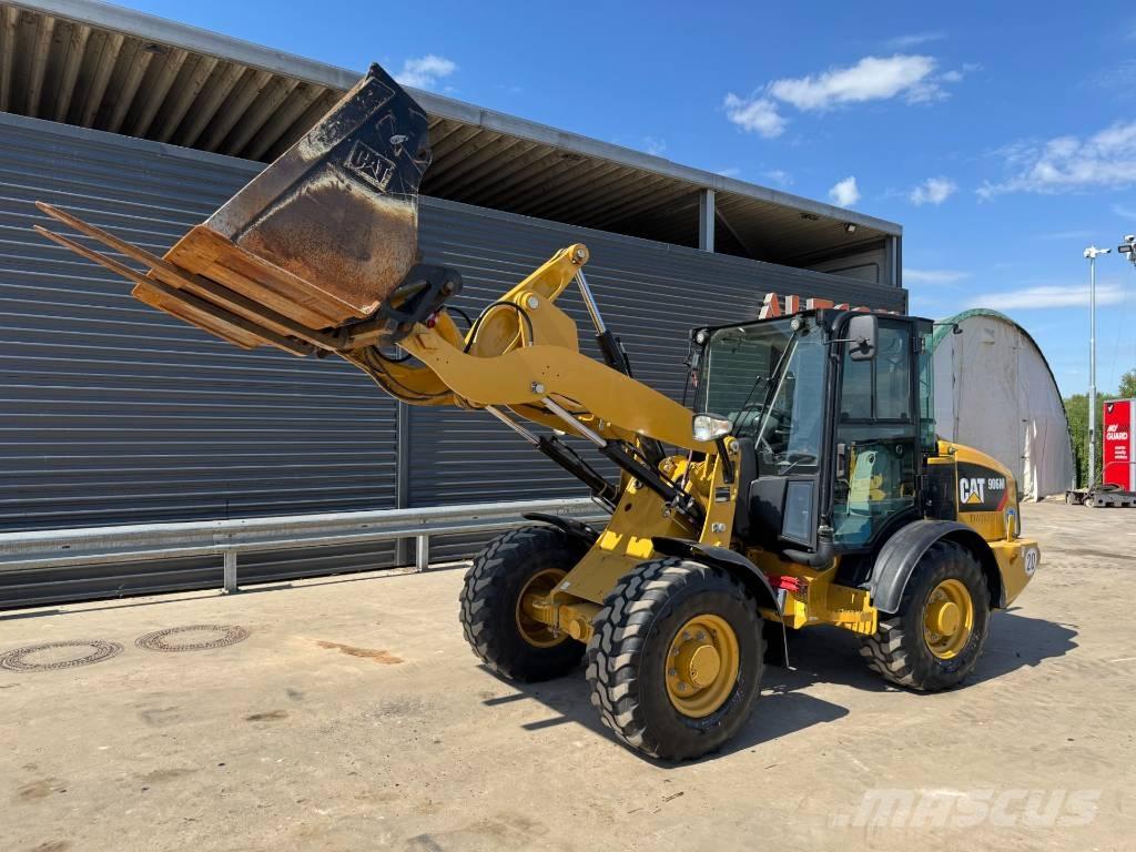 CAT 906M لوادر بعجل