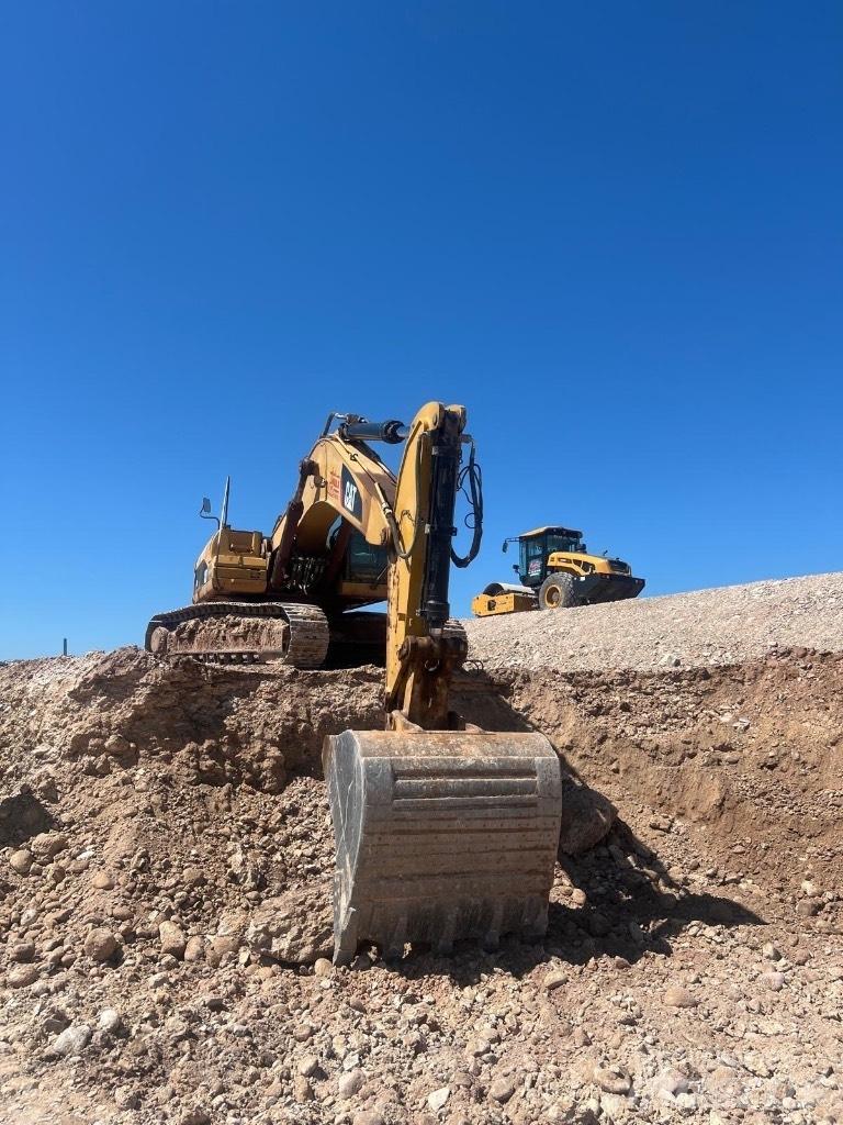 CAT 330 D L ME حفارات زحافة