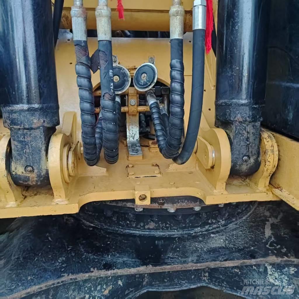 CAT 313 D حفارات زحافة