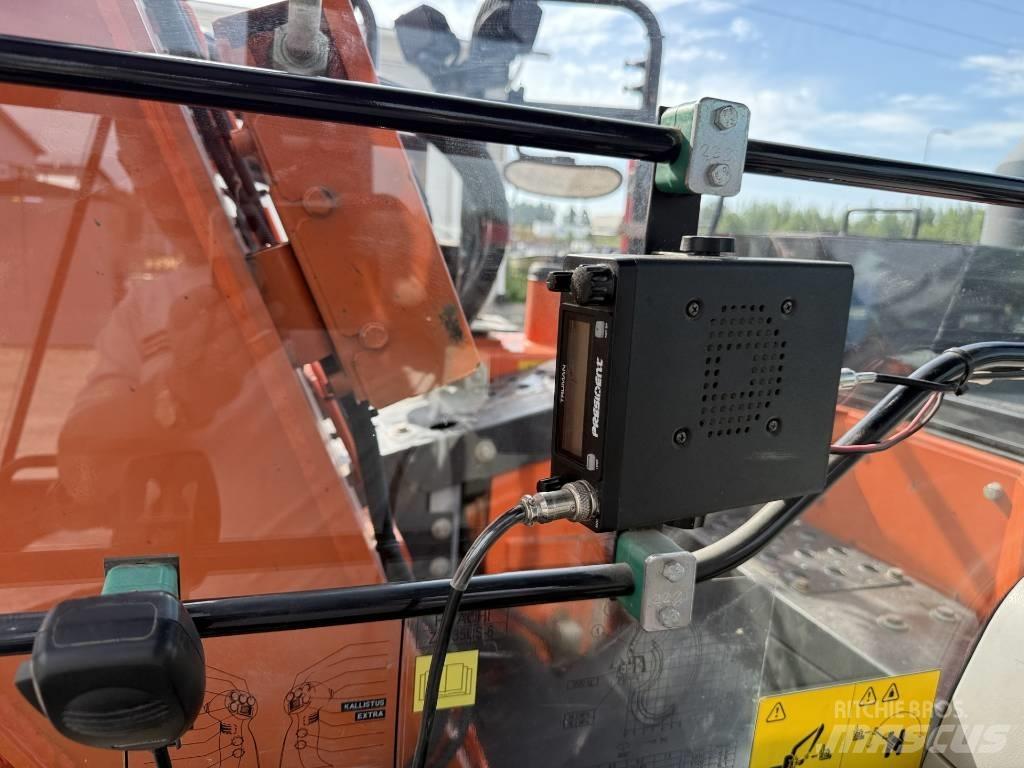 Hitachi ZX 135 US-6 حفارات زحافة