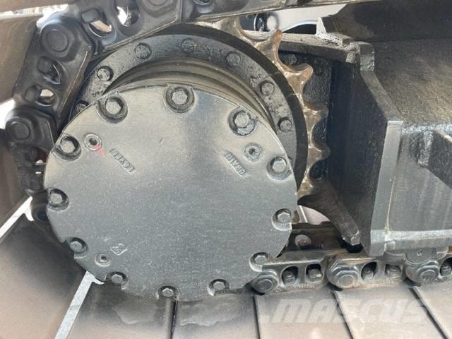 Hitachi ZX 135 UR حفارات زحافة