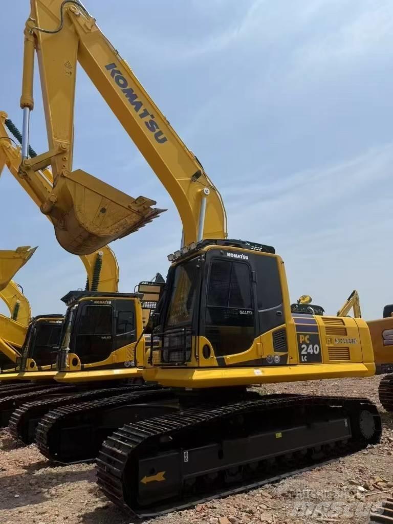 Komatsu 240LC-8 حفارات زحافة