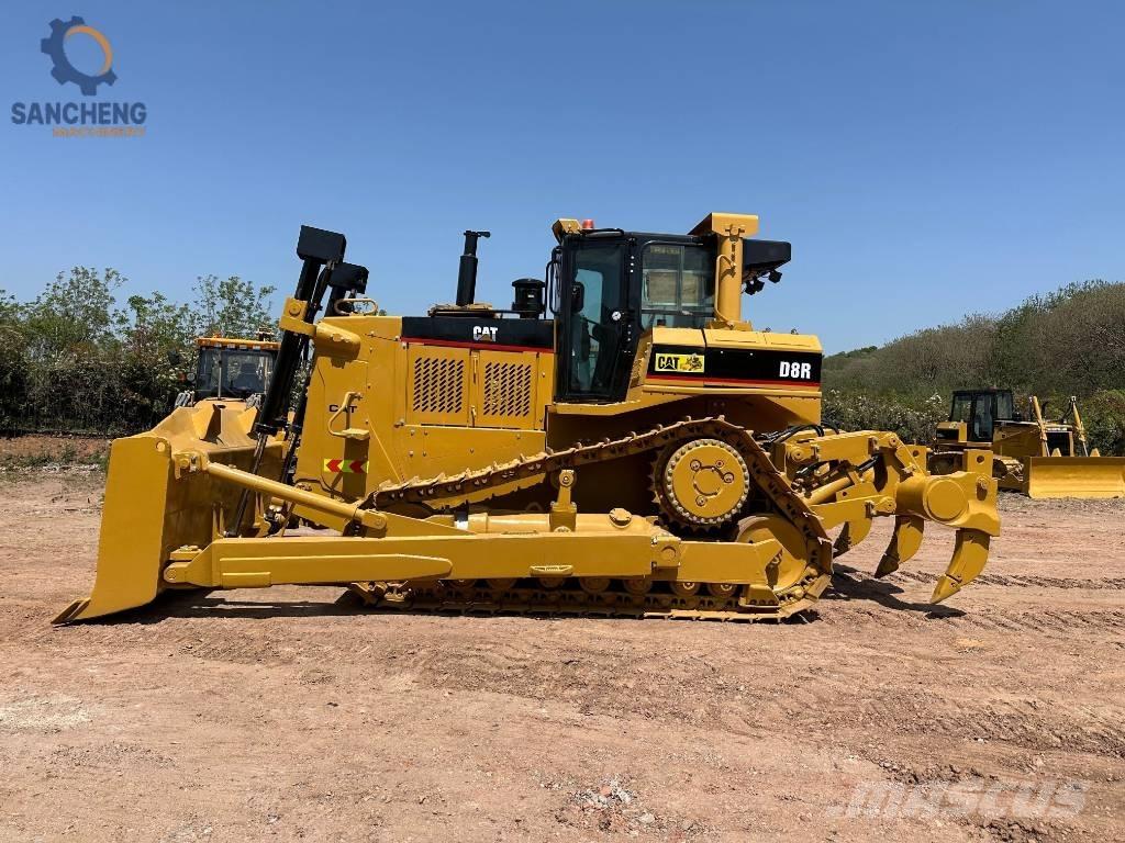 CAT D8R بلدوزرات مجنزرة