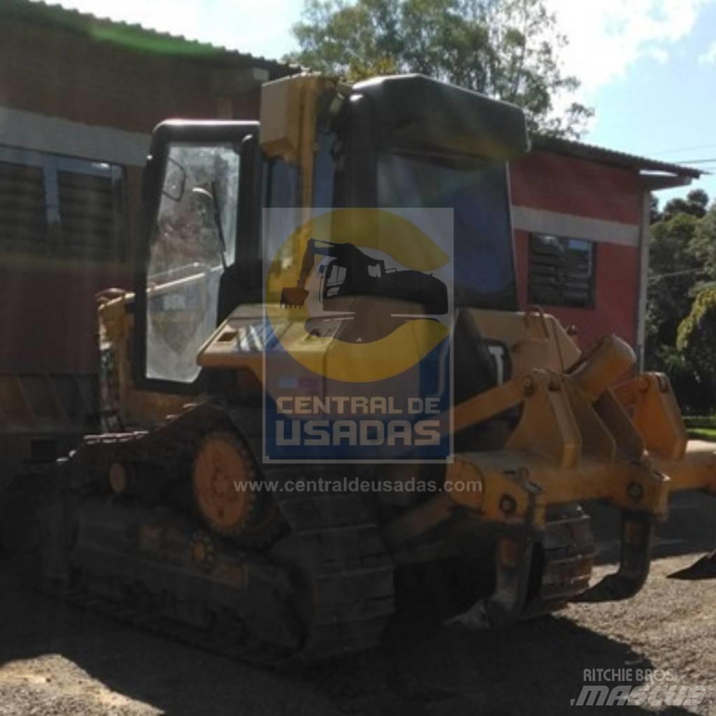 CAT D 6 N XL بلدوزرات مجنزرة