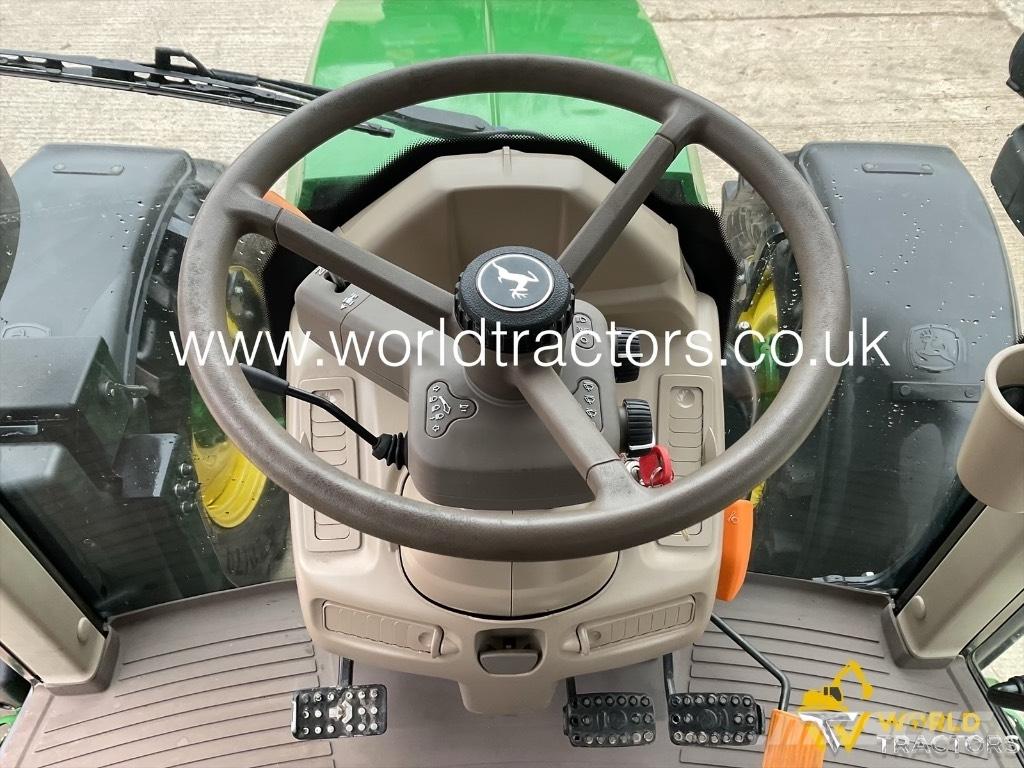 John Deere 6100 M الجرارات