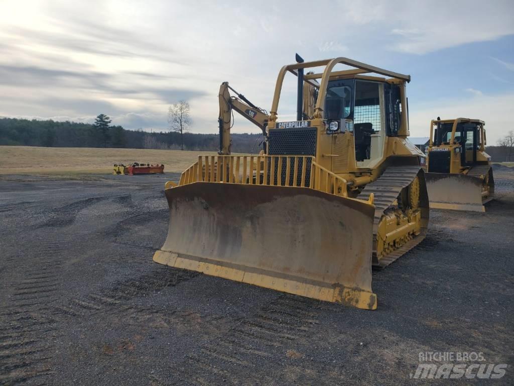 CAT D 6 M XL بلدوزرات مجنزرة