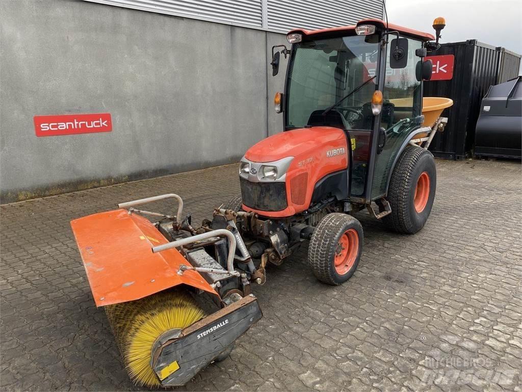 Kubota ST371 الجرارات