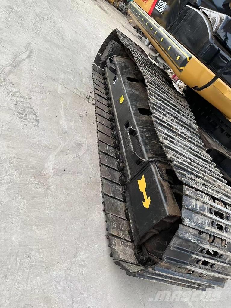 CAT 320 D L حفارات زحافة