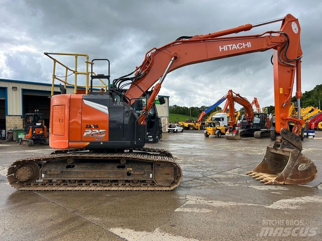 Hitachi ZX225 USLC-7 حفارات زحافة
