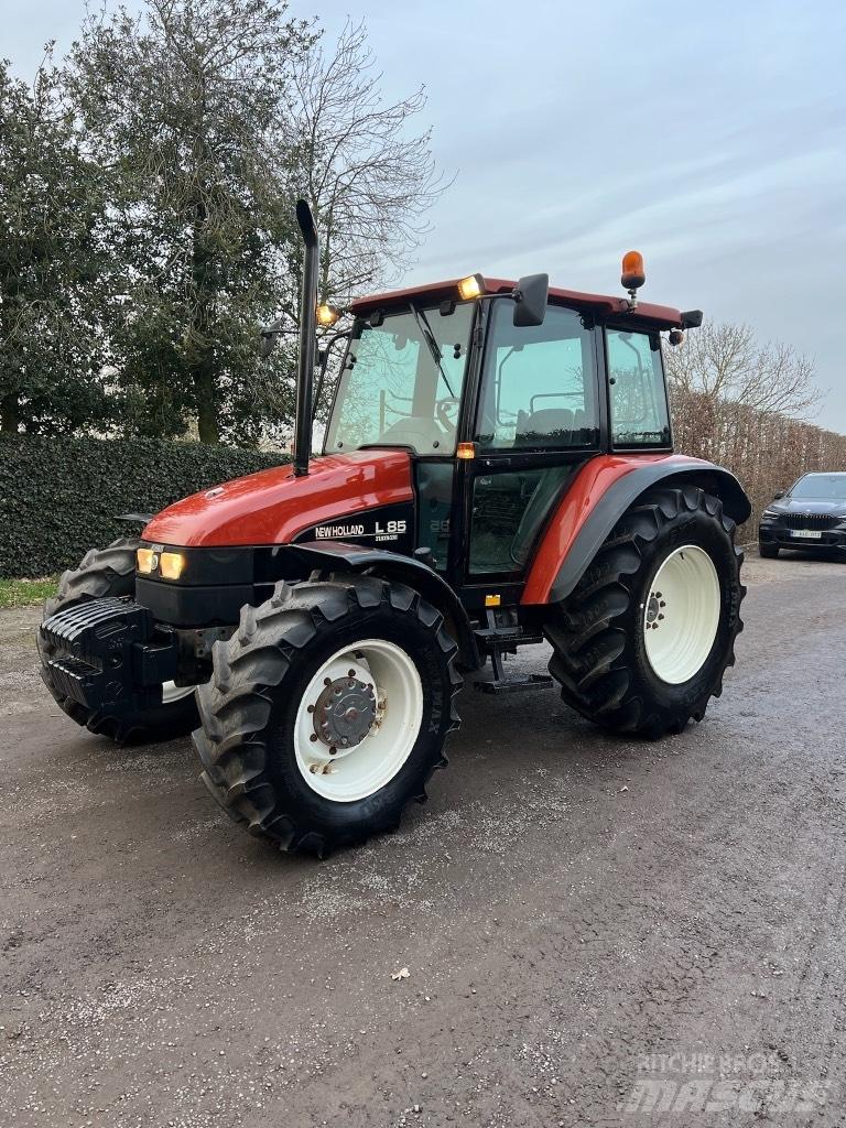New Holland L 85 DT الجرارات