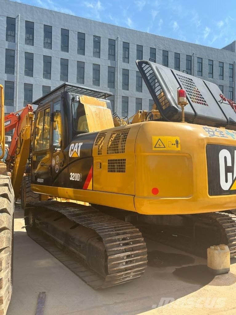 CAT 320D حفارات زحافة