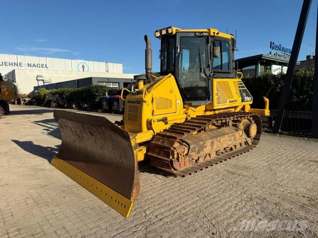 Komatsu D51EX-22 بلدوزرات مجنزرة