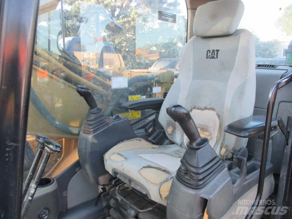 CAT 323 D L حفارات زحافة