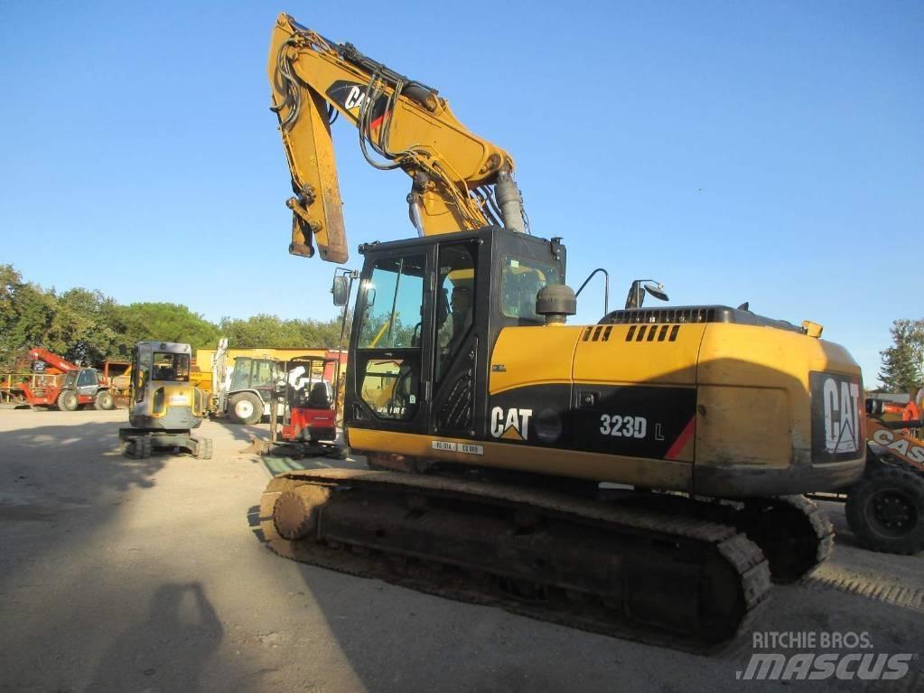 CAT 323 D L حفارات زحافة