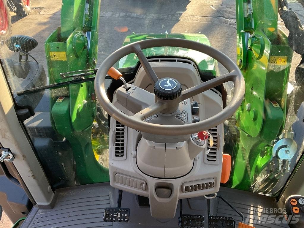 John Deere 6120 M الجرارات