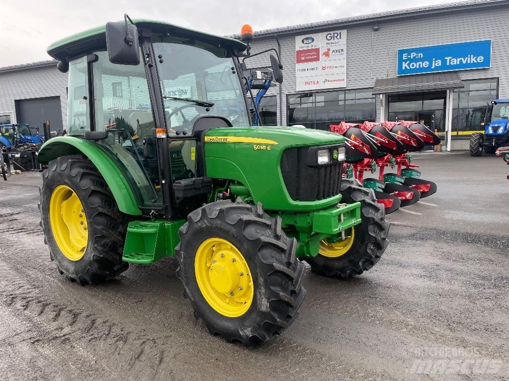 John Deere 5055 E الجرارات