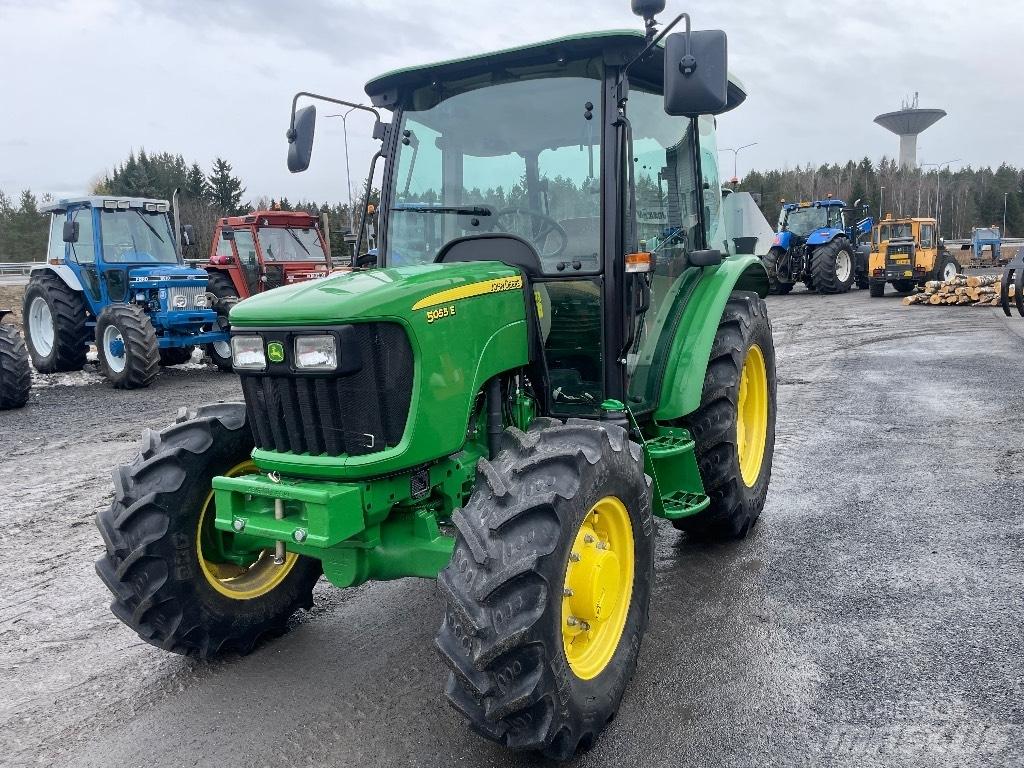John Deere 5055 E الجرارات