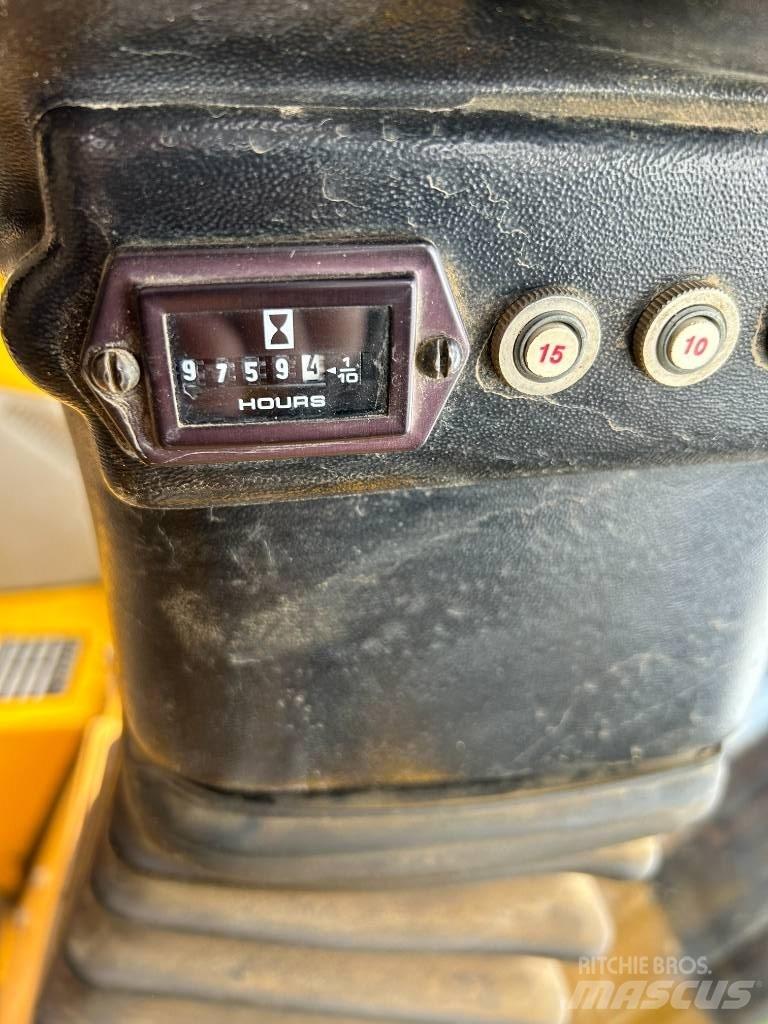 Load Lifter 2416-12D شاحنات الطرق الوعرة