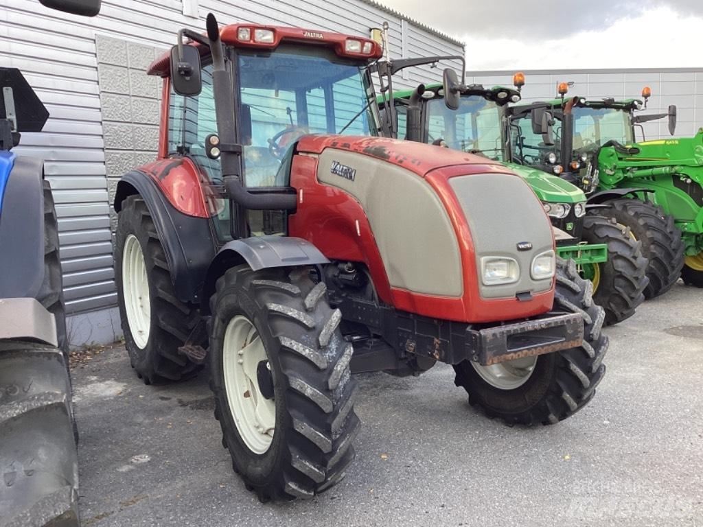 Valtra M130 الجرارات