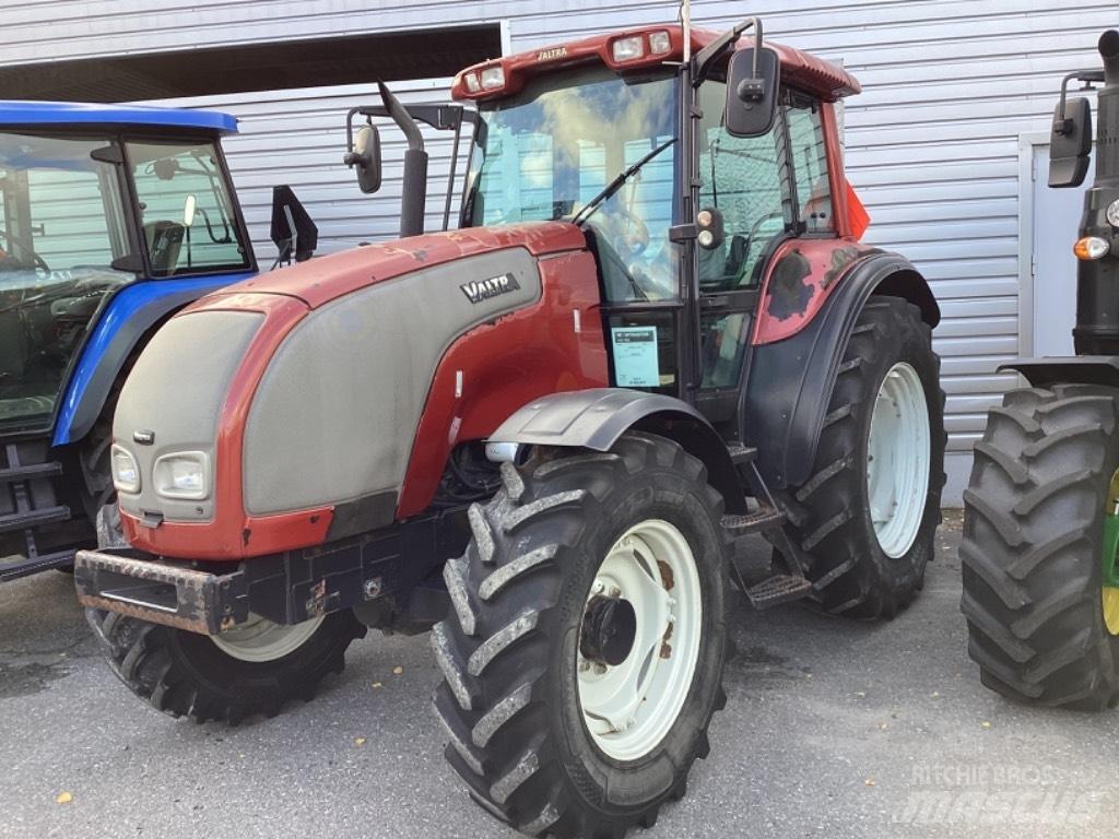 Valtra M130 الجرارات