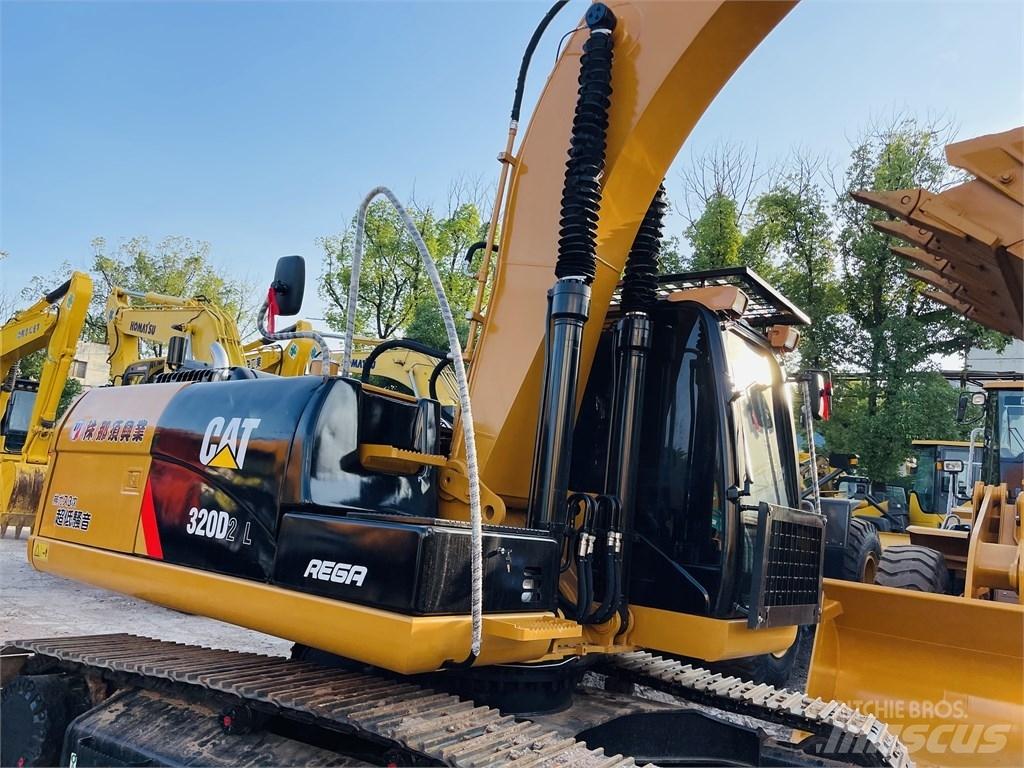 CAT 320d2l حفارات زحافة