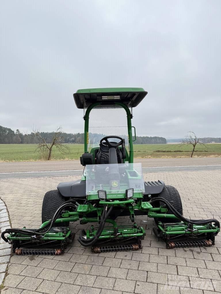 John Deere 8700 A ماكينات جز العشب